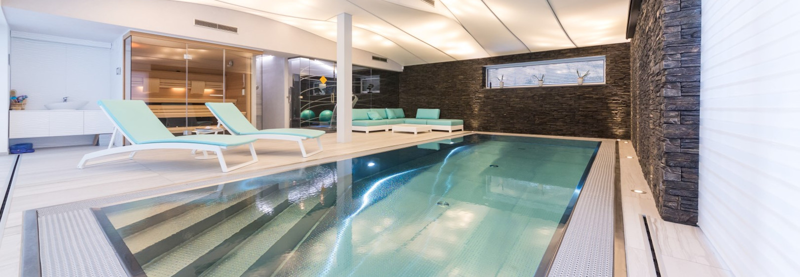 Luxusní privátní přelivní bazén Imaginox z nerezové oceli v interiéru