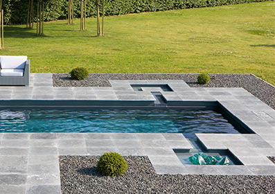 Bazény Riviera Pool s designovými prvky a potůčky okolo bazénu