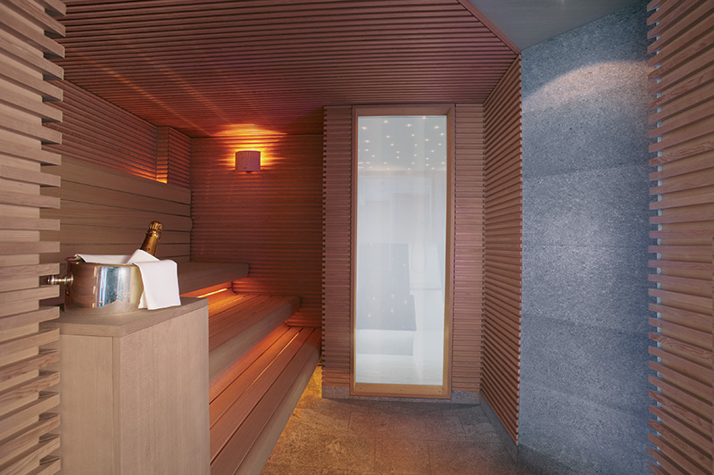 Interiér luxusní sauny s podsvícenymi lehátky
