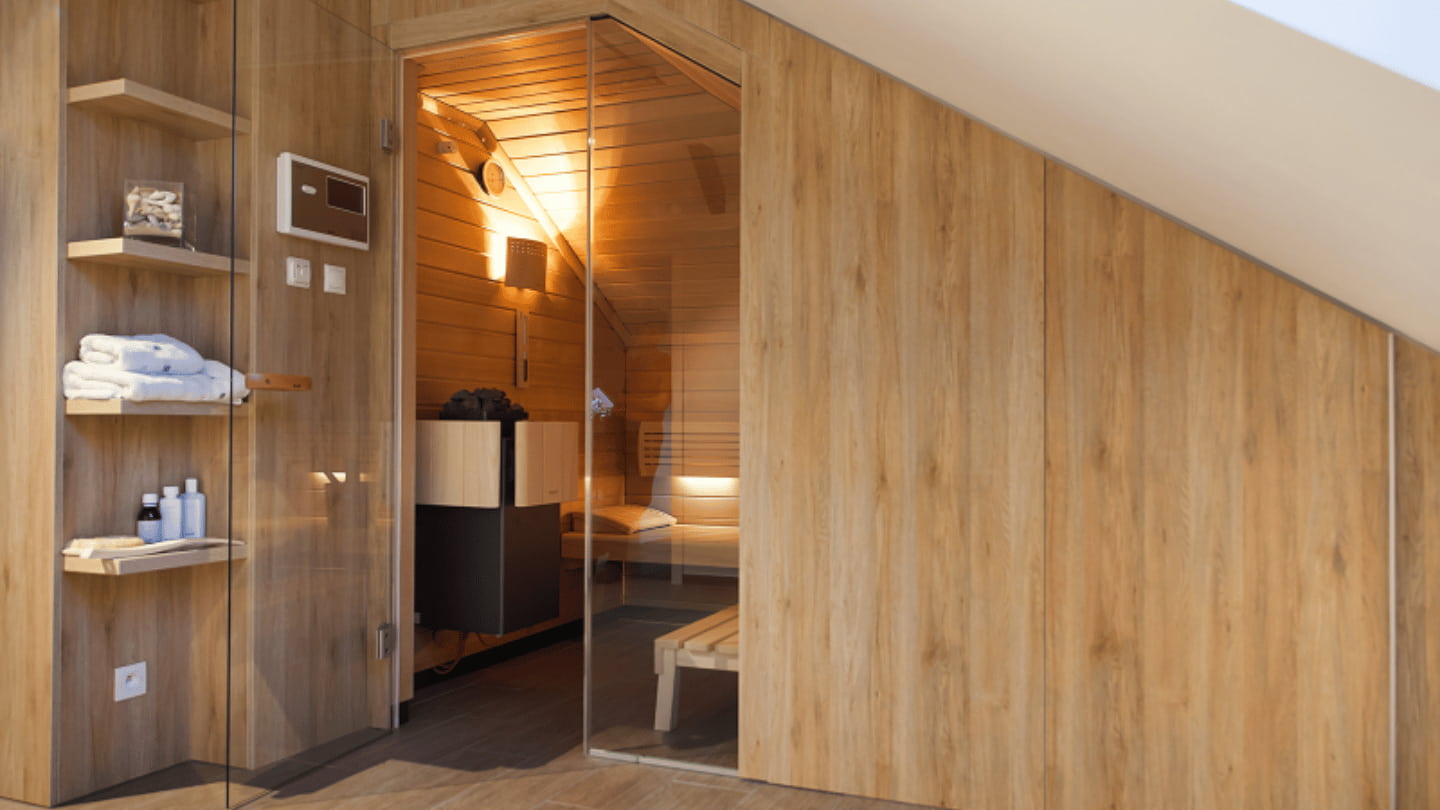 Podkrovní provedení designové finské sauny