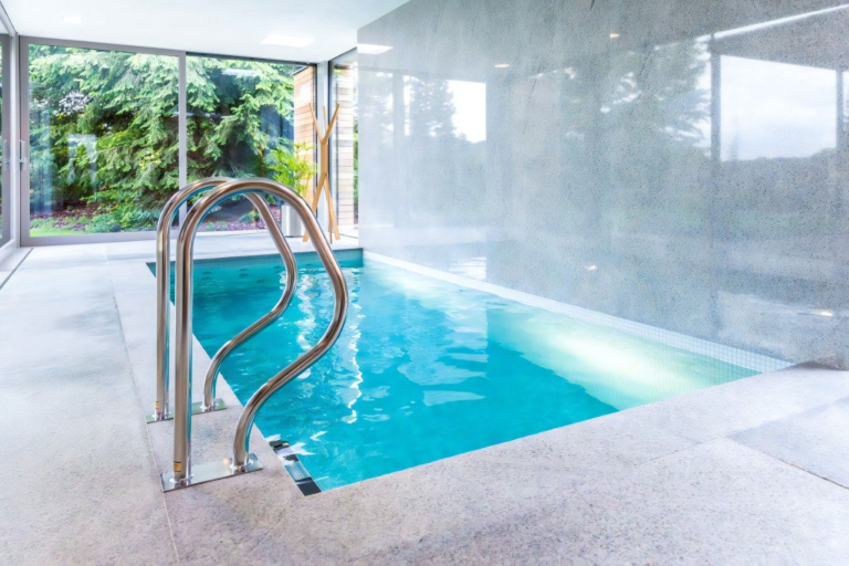 Betonový bazén a sauna Klafs v soukromém wellness