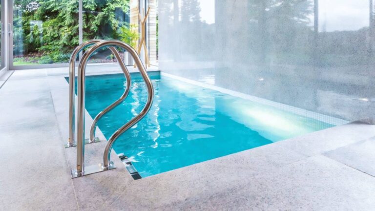 Betonový bazén a sauna v soukromém wellness