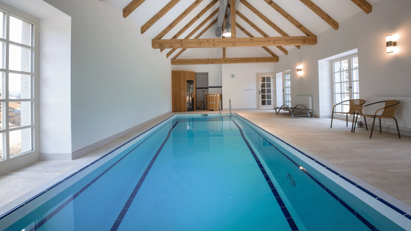 Vnitřní betonový bazén v privátním wellness ve stylu „la provence“
