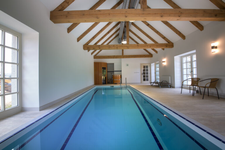 Vnitřní betonový bazén v privátním wellness ve stylu „la provence“