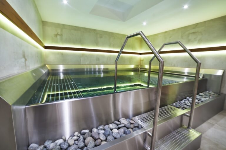 Nerezová vířivka s hladinou přelévající se přes hranu vany | Aquamarine Spa