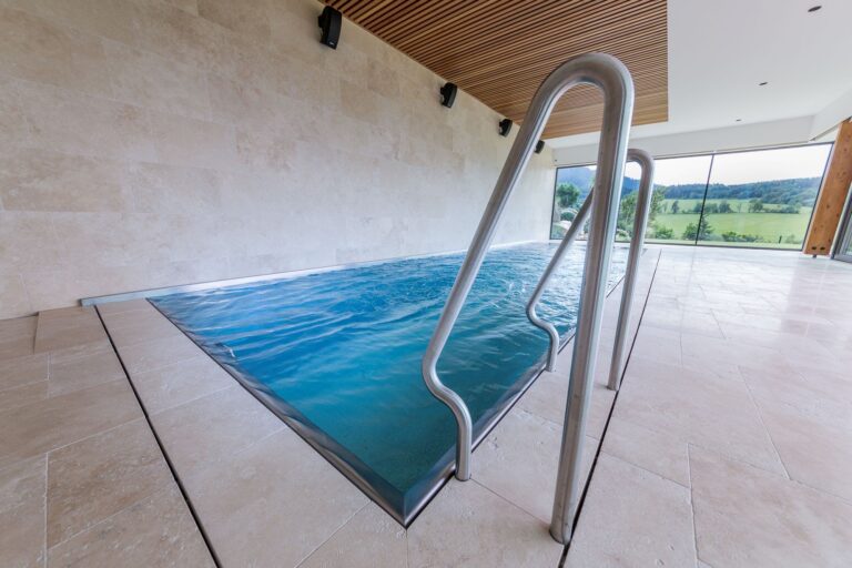 Privátní bazénová hala s přelivným bazénem vyrobeným na míru
