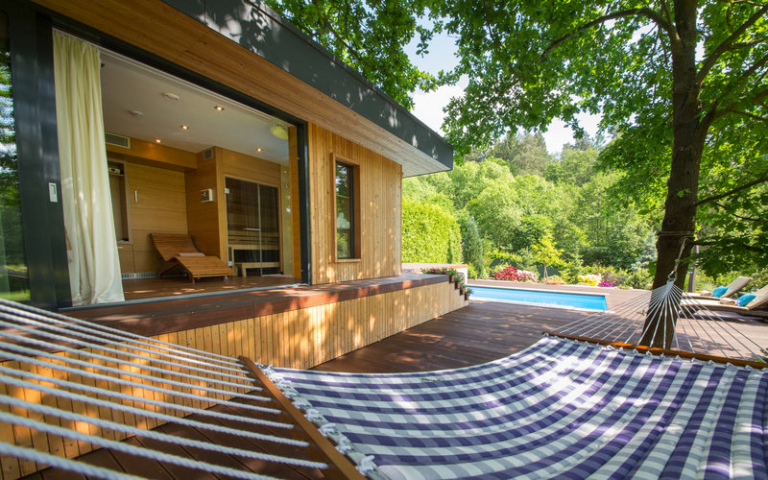 Záhradný domček so saunou, externý bazén a vírivka