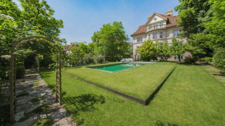 Prvorepublikový projekt – pražská vila s venkovním bazénem