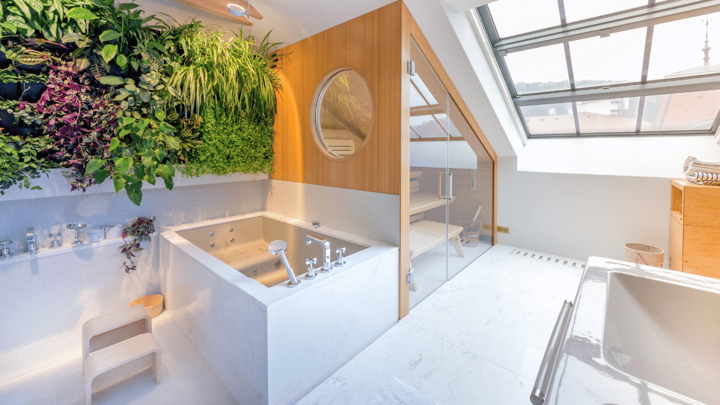 Dizajnová sauna so skoseným stropom