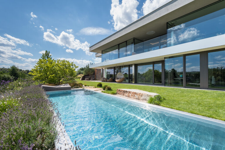 Design family pool for a modern exterior