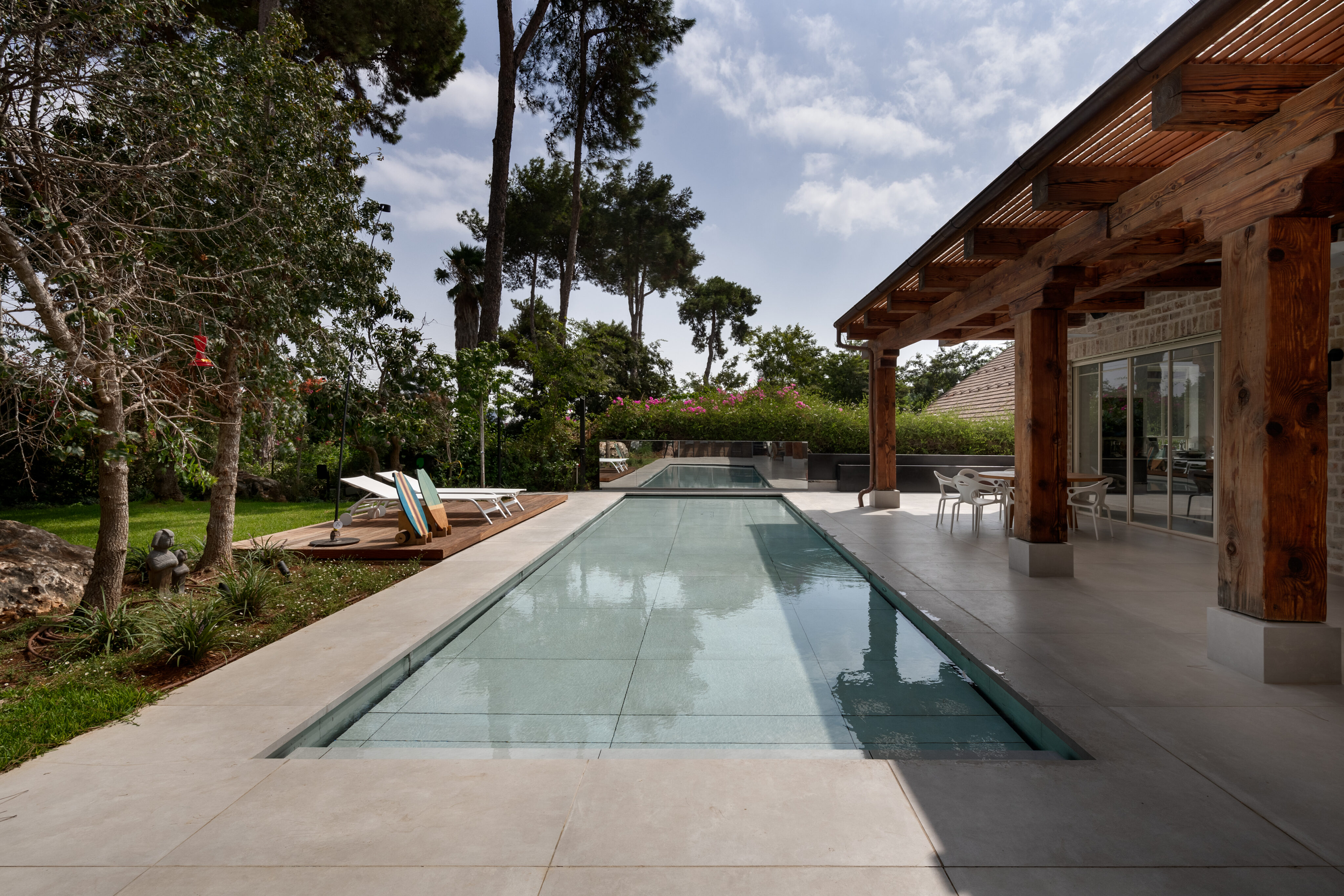 Pool with padlle pool level