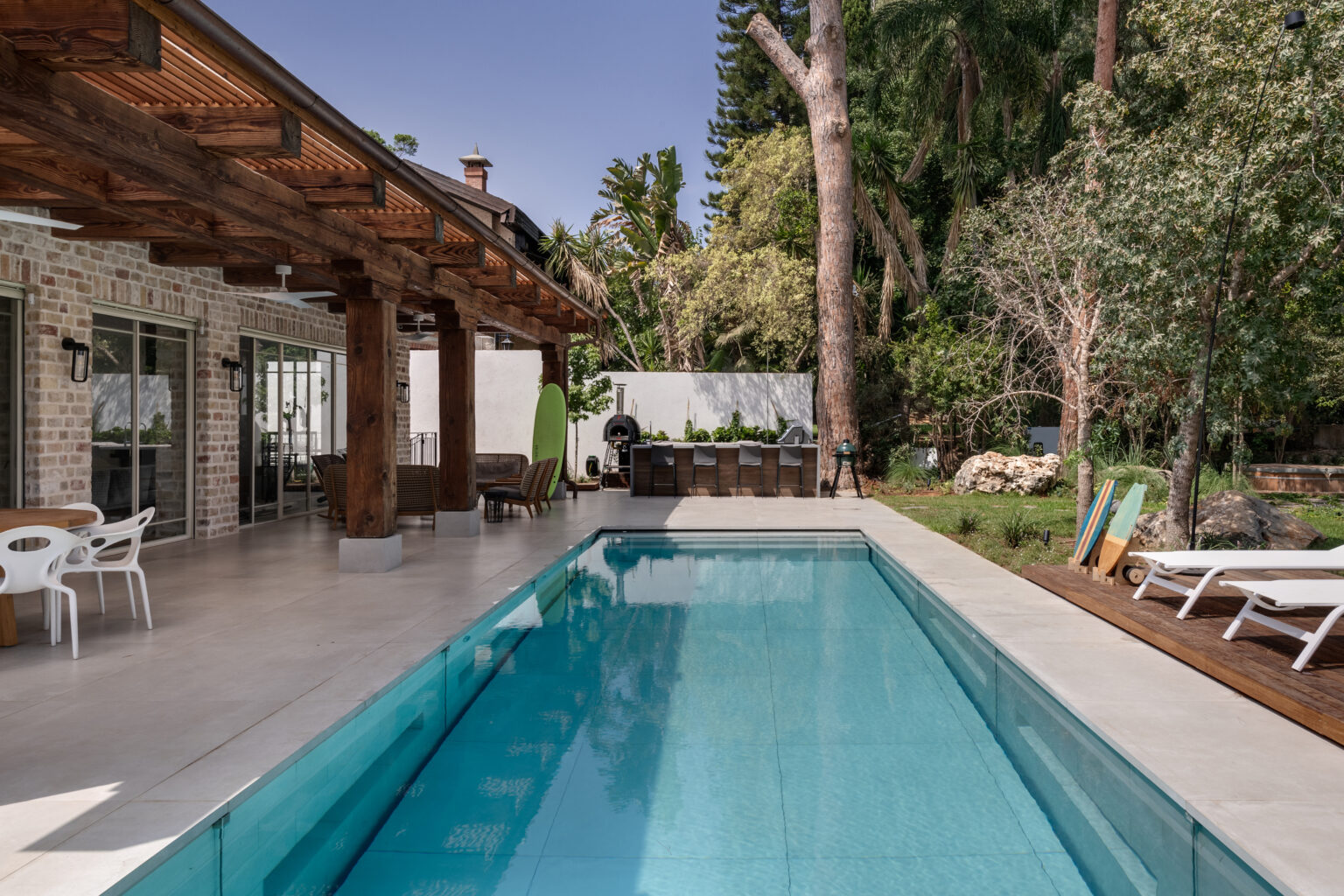 A luxurious solution for your terrace – a pool with a movable floor