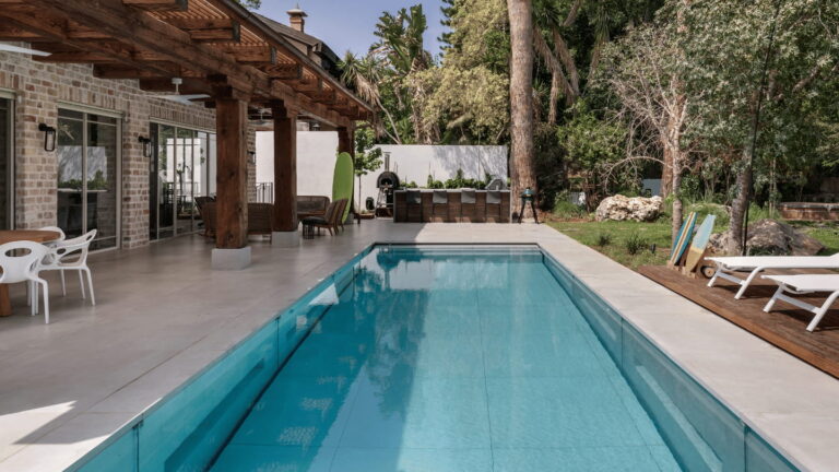 A luxurious solution for your terrace - a pool with a movable floor
