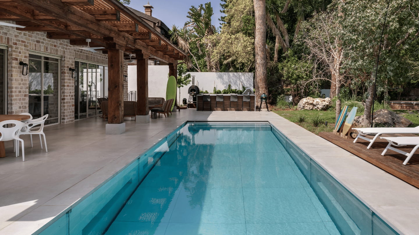 A luxurious solution for your terrace – a pool with a movable floor