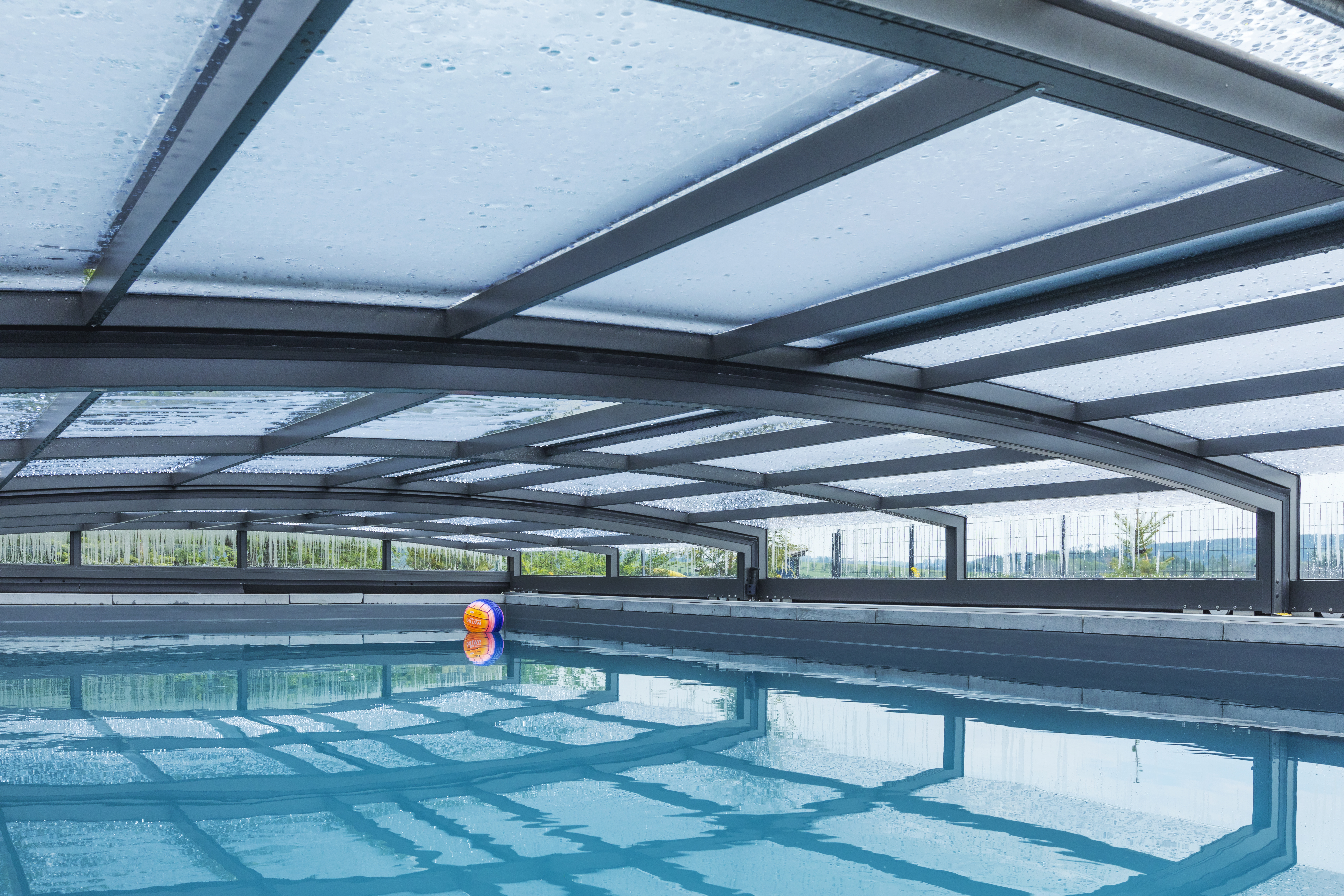 Posuvné zakrytí na betónovém bazénu od Aquamarine Spa