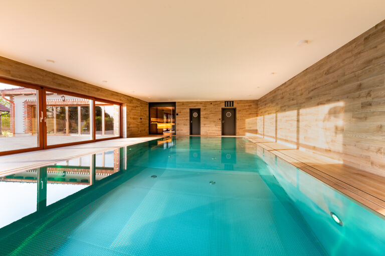 Prémiová privátní wellness zóna s plaveckým bazénem a saunou