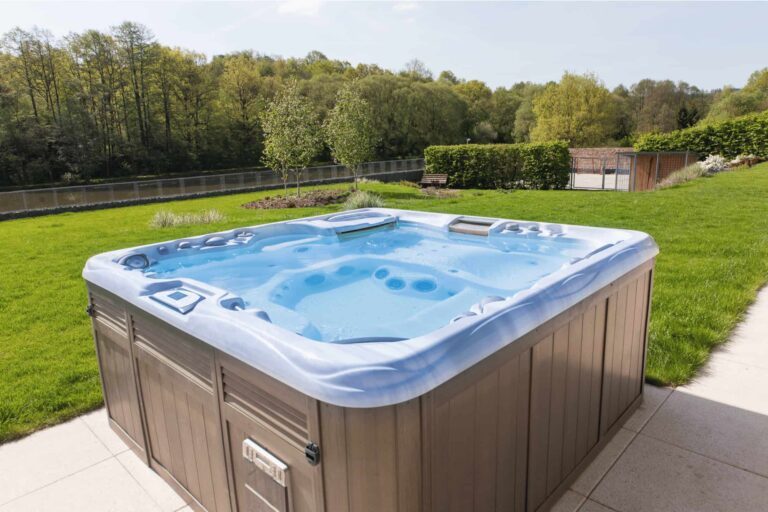 Vířivky na terasu: váš soukromý koutek relaxace | Aquamarine Spa