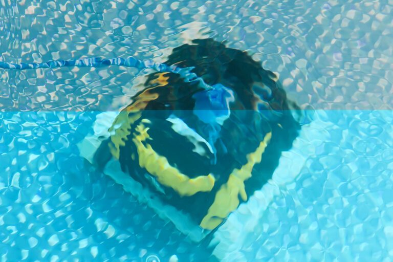Vysavač do bazénu – jaký zvolit a proč právě automatický vysavač | Aquamarine Spa