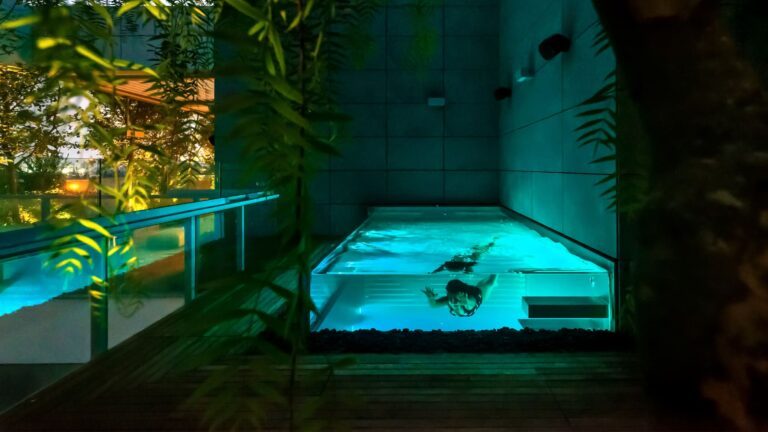 Prosklený infinity bazén: Spojení elegance, luxusu a dechberoucích výhledů | Aquamarine Spa