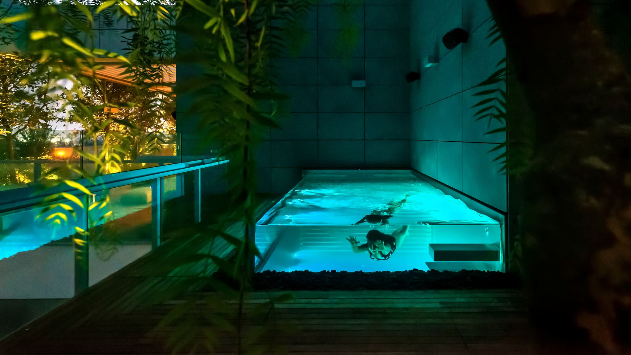 Aquamarine | Prosklený infinity bazén: Spojení elegance, luxusu a dechberoucích výhledů