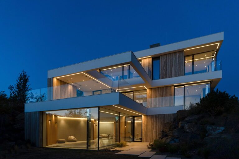 Přelivný nerezový bazén jako architektonický prvek moderní vily