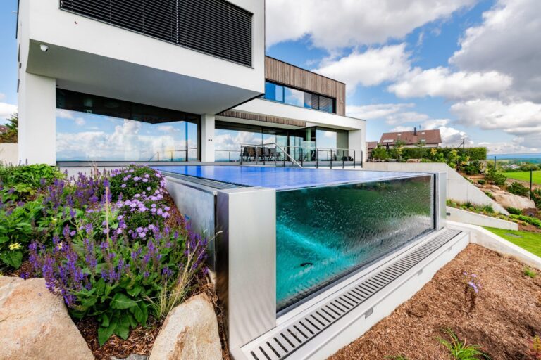 Nekonečná hladina, nekonečný výhled: prosklený infinity pool pro moderní vily