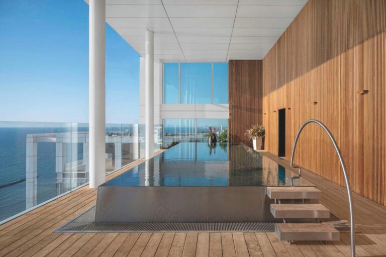 Aquamarine | Nerezový bazén na střeše hotelu The David Kempinski v Tel Avivu